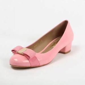 $595 Salvatore ferragamo Vara pump sz 37